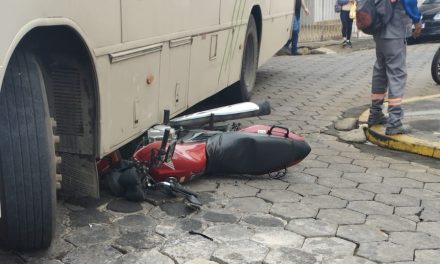 Acidente entre motocicleta e transporte público é registrado no Ouro Negro, em Formiga