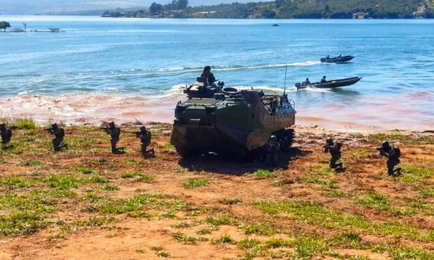 Marinha realiza treinamento com 700 fuzileiros no Lago de Furnas
