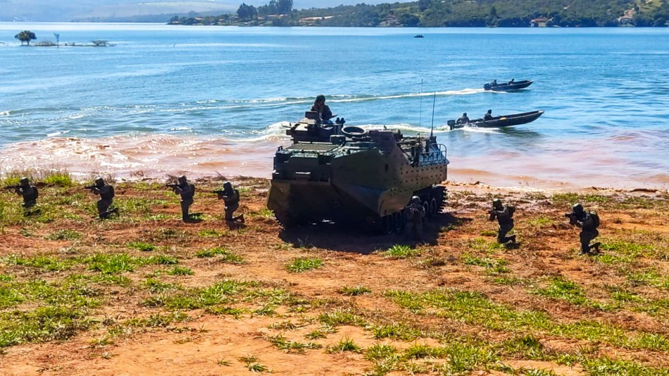 Marinha realiza treinamento com 700 fuzileiros no Lago de Furnas
