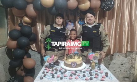 Criança fã da PM recebe visita dos militares no seu aniversário, em Bambuí