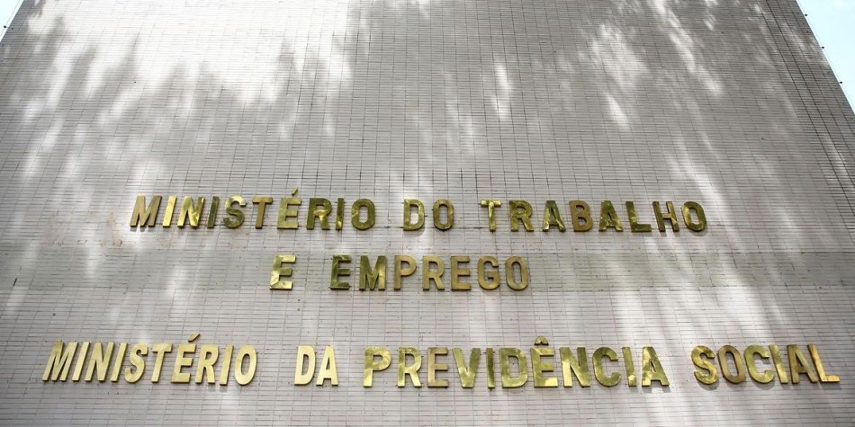 Prazo para empresas entregarem relatório salarial termina nesta quinta-feira