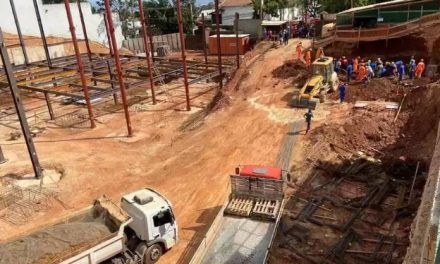 Obra em supermercado no Belvedere, em BH, deixa operários soterrados