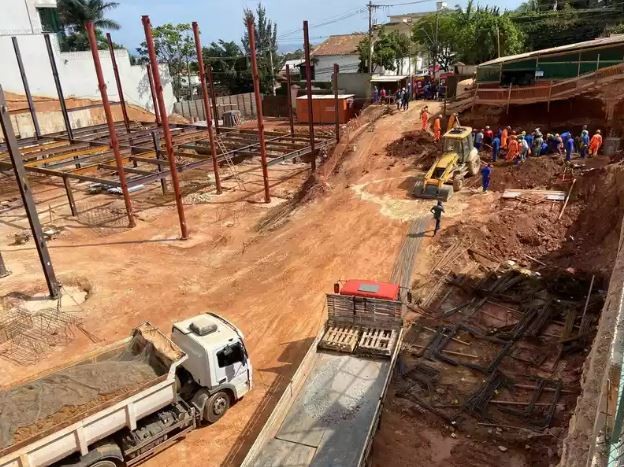 Obra em supermercado no Belvedere, em BH, deixa operários soterrados