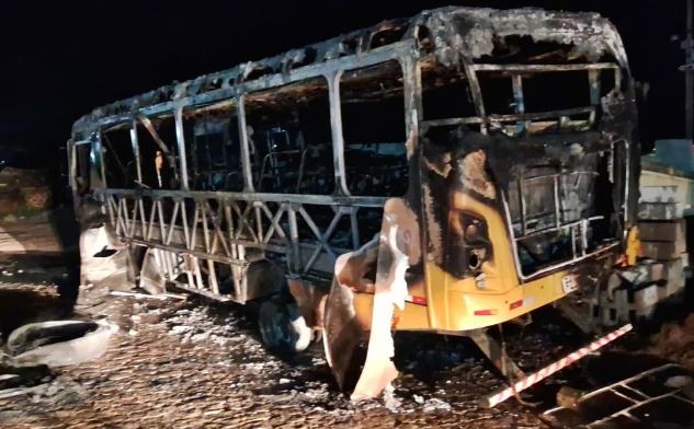 Ônibus escolar pega fogo dentro de pátio de Prefeitura no Sul de Minas