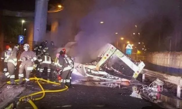 Ônibus despenca de ponte, pega fogo e deixa ao menos 20 mortos em Veneza