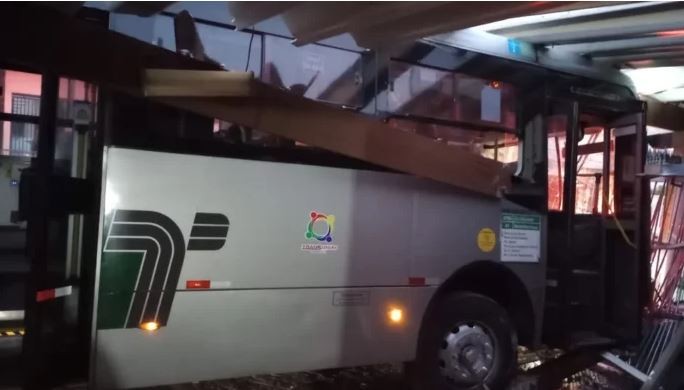 Motorista sofre mal súbito e bate ônibus em garagem
