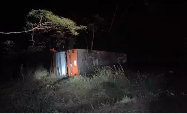Ônibus com 40 pessoas tomba em Minas e deixa uma pessoa em estado grave