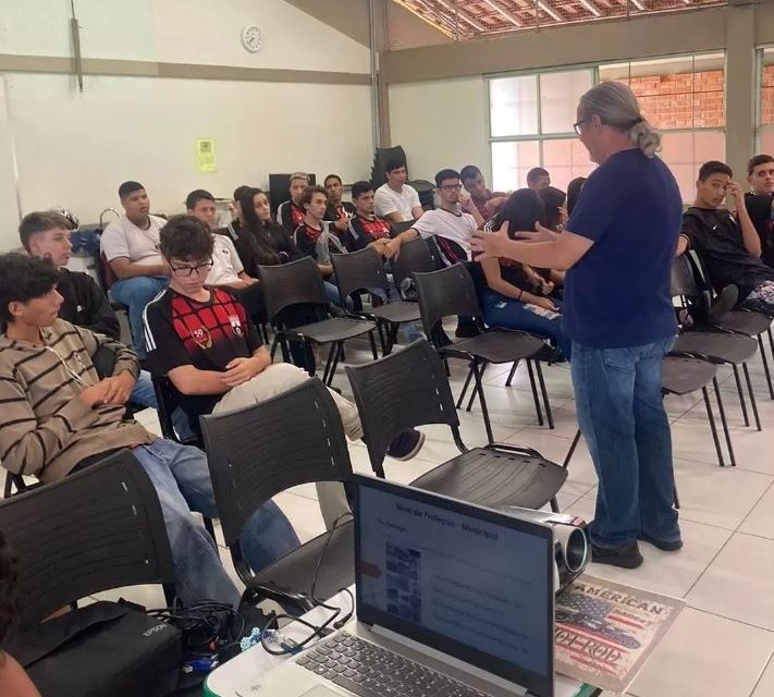 Palestra sobre o patrimônio formiguense é realizada na Escola Abílio Machado
