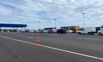 Motoristas enfrentam filas no início da cobrança de pedágios na BR-459