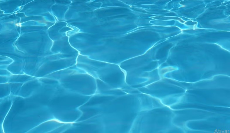 Adolescente de 14 anos morre após ficar preso em escada de piscina