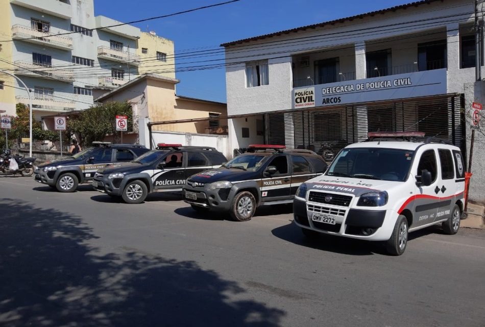 Polícia Civil prende suspeito de espancar e provocar a morte de homem em Arcos