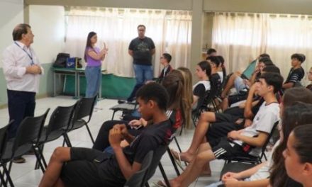 Alunos da escola Polivalente recebem palestra do reitor do Unifor-MG sobre ingresso no ensino superior