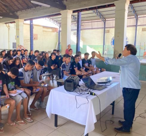 Reitor do Unifor ministra palestra sobre “As vantagens do ensino superior” aos alunos da Escola Estadual Prof. Joaquim Rodarte