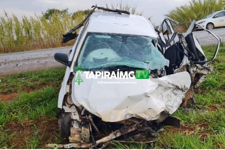 Homem fica ferido após acidente entre carro e caminhão na BR-354