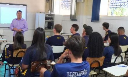 Alunos do colégio Unifor recebem palestra do reitor da FUOM sobre continuidade nos estudos e mercado de trabalho