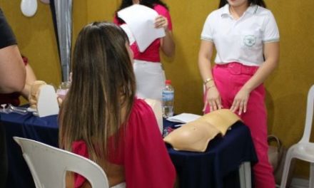 Alunas dos cursos de biomedicina e enfermagem realizam campanha do ‘Outubro Rosa’ no Unifor-MG