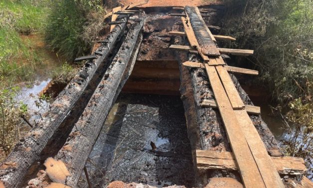 Ponte de acesso à comunidade Lucianos é incendiada como ato de vandalismo