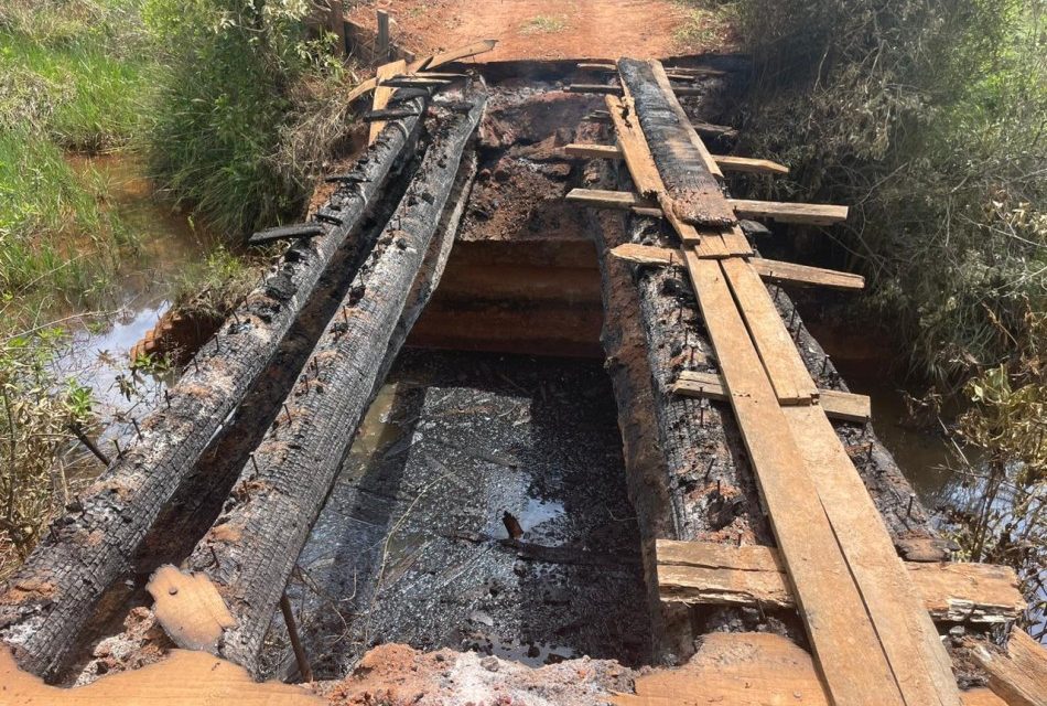 Ponte de acesso à comunidade Lucianos é incendiada como ato de vandalismo