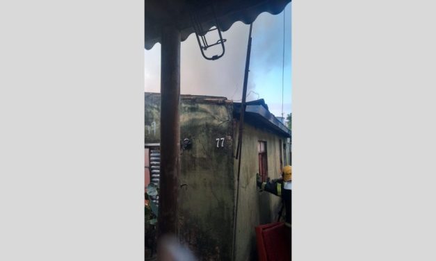 Casa pega fogo na Vila São Vicente e mobiliza Corpo de Bombeiros