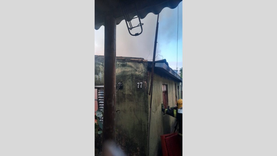 Casa pega fogo na Vila São Vicente e mobiliza Corpo de Bombeiros