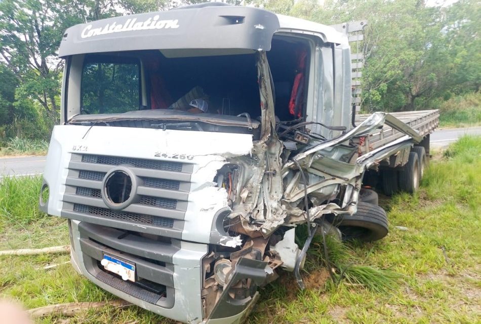 Homem fica ferido após colisão entre dois caminhões na BR-354, em Formiga
