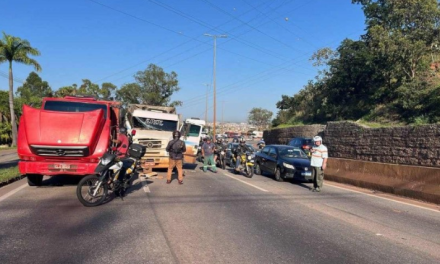 Acidente entre caminhões complica trânsito no Anel Rodoviário