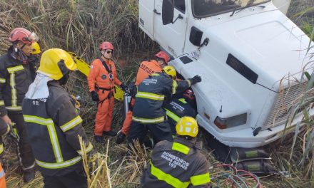 Mulher fica ferida após colisão entre carreta e carro na BR-354