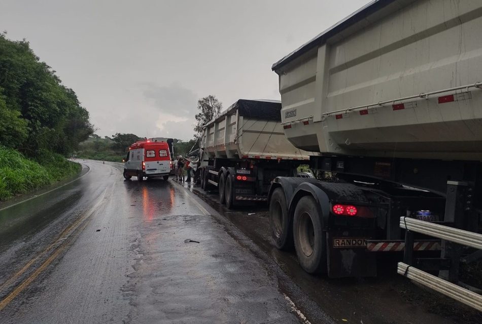 Homem fica ferido após colisão entre carretas na BR-354, em Formiga