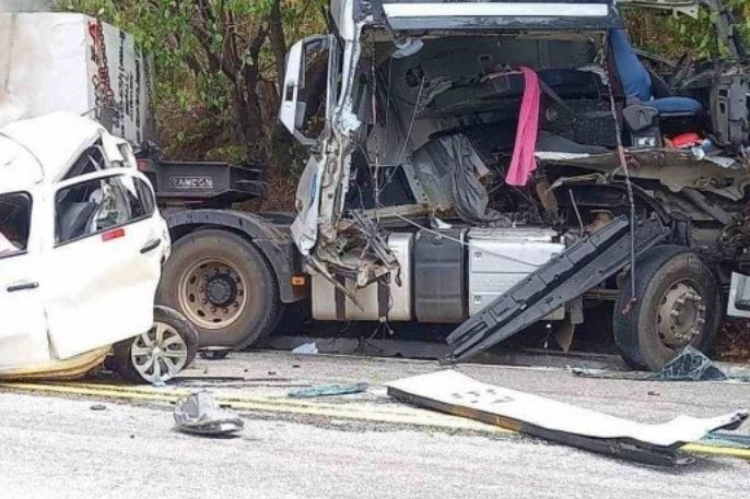 Acidente termina com carro prensado entre duas carretas e deixa um morto na BR-259