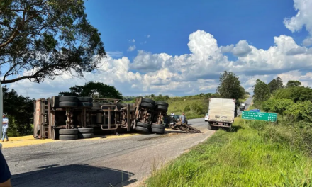 Acidente entre carreta carregada com milho e dois carros deixa duas pessoas feridas