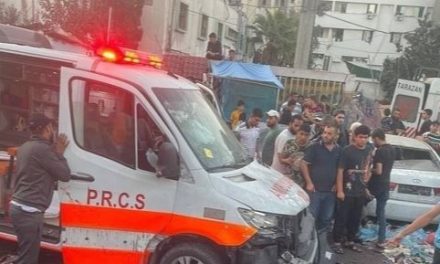 Bombardeio atinge comboio de ambulâncias na porta de hospital na Faixa de Gaza