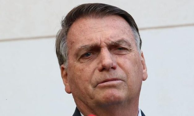 Sem passaporte, Bolsonaro diz que irá a posse de Donald Trump