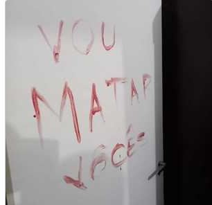 Garota esfaqueia irmão e escreve ameaça na porta com o sangue dele: ‘Vou matar você’