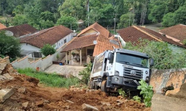 Caminhão de lixo desce barranco, destrói muro de casa e assusta moradores em MG