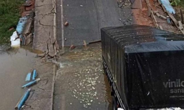 Carreta que carregava milho é engolida após ponte desabar no interior de MG