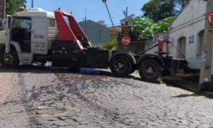 Carreta fica atravessada e impede trânsito na subida para o Centenário, em Formiga