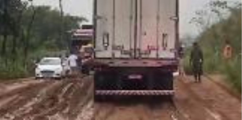 Deslizamento de terra interdita BR-381