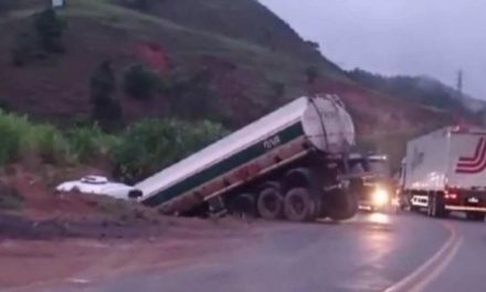 Carreta atropela cavalo, tomba e interdita trecho em obras da BR-381