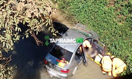 Carro com quatro irmãs cai de ponte com mais de 10 metros de altura em MG