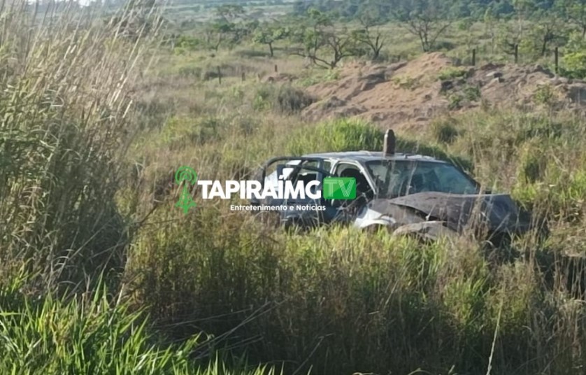 Quatro pessoas ficaram feridas após carro cair em brejo na BR-354, em Campos Altos