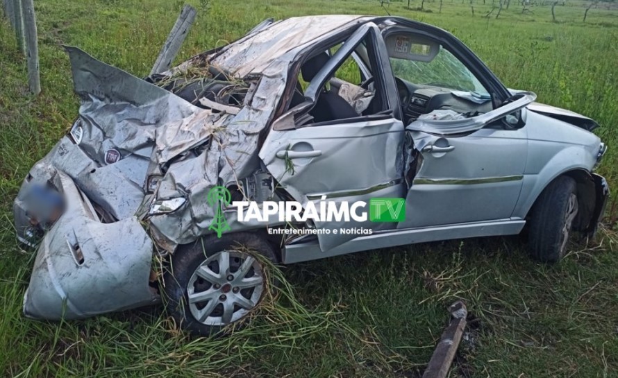Homem fica ferido após carro sair da pista e capotar na MG-170, em Lagoa da Prata