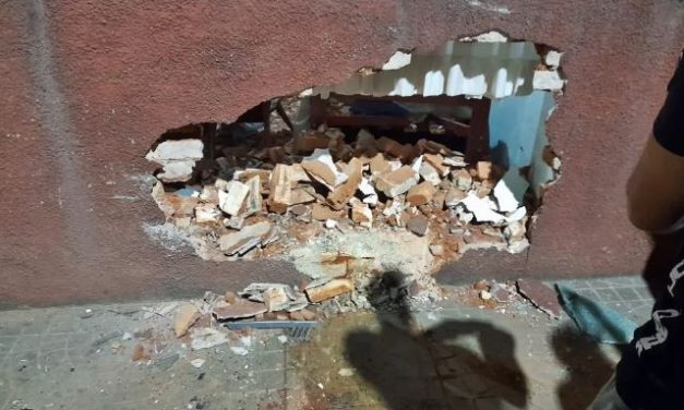 Carro de aplicativo atinge casa e quebra parede de quarto em MG
