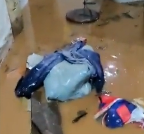 Córrego transborda, inunda casa e deixa mãe e oito filhos desabrigados, em Minas