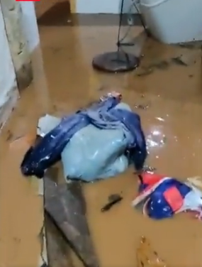 Córrego transborda, inunda casa e deixa mãe e oito filhos desabrigados, em Minas