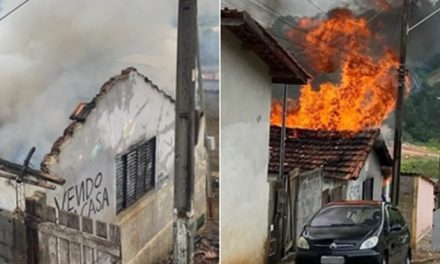 Incêndio atinge casa com acúmulo de lixo e que servia de depósito