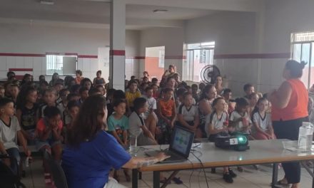 Alunos da Escola Municipal Arlindo de Melo participam de palestra sobre higiene pessoal