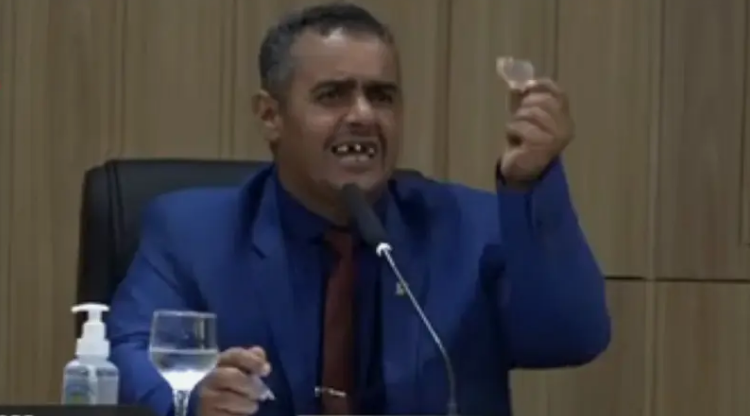 Vereador tira dentadura durante discurso e leva bronca