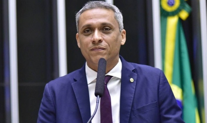 Deputado bolsonarista diz que filha será punida caso tire nota boa no Enem