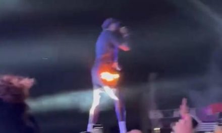 Djonga fica só de cueca no palco após roupa pegar fogo durante show