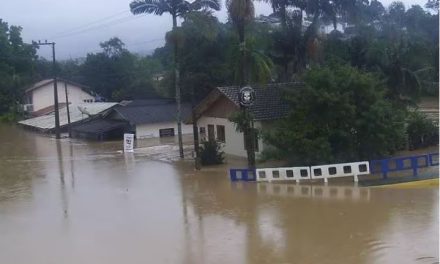 Moradores de Santa Catarina sofrem com novas enchentes; duas pessoas morreram